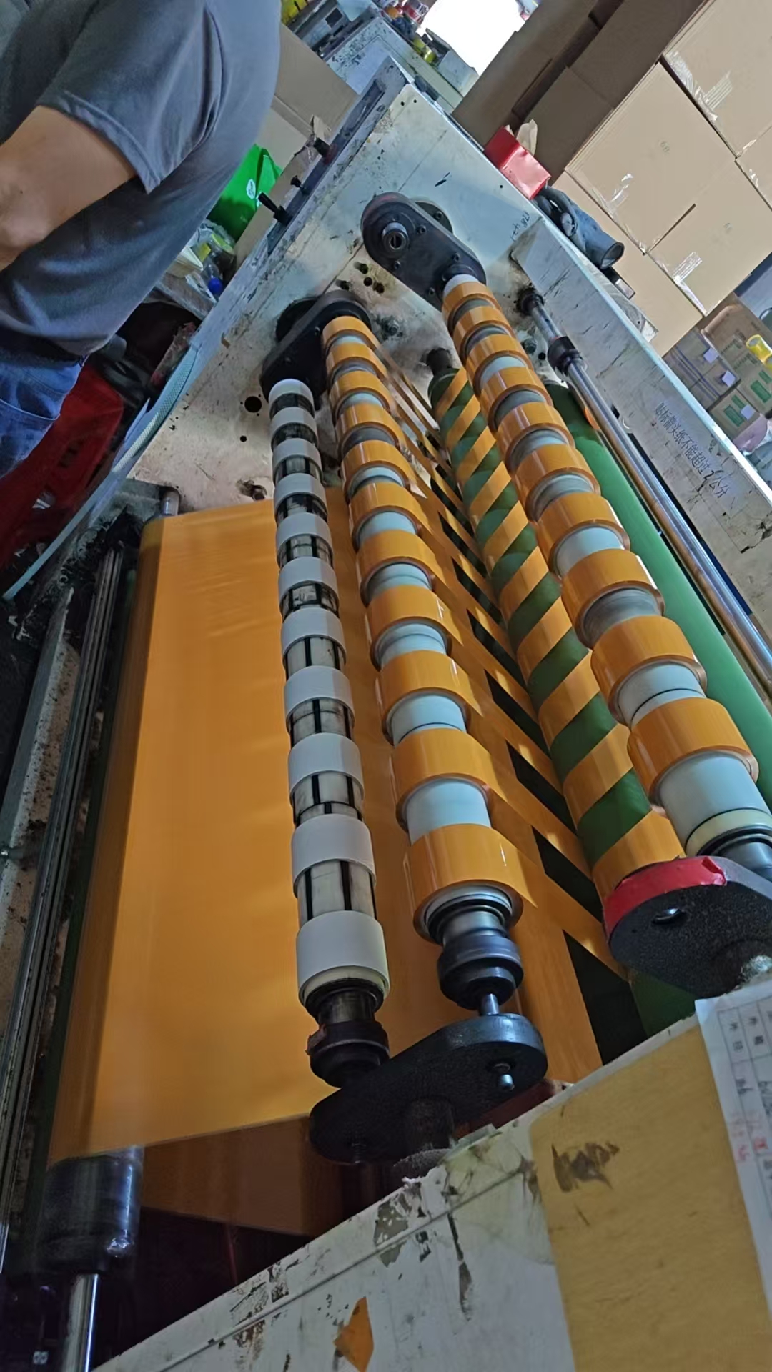 武汉恒发封箱胶带分切设备生产现场